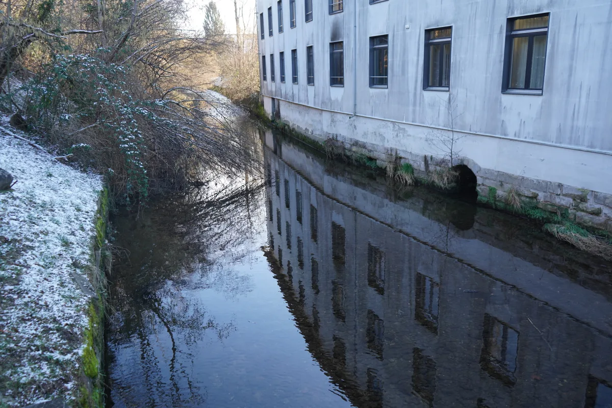 Der Aabach und eine Hausfassade,